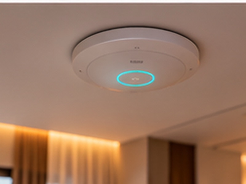 Ponto de acesso Wi-Fi branco instalado no teto